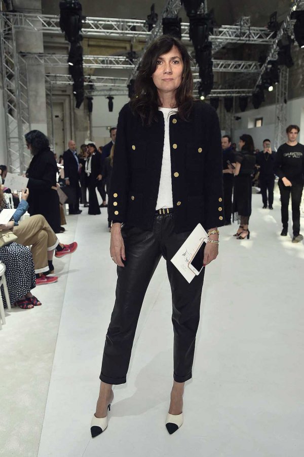 Emmanuelle Alt arrives at the Schiaparelli Haute Couture FW show