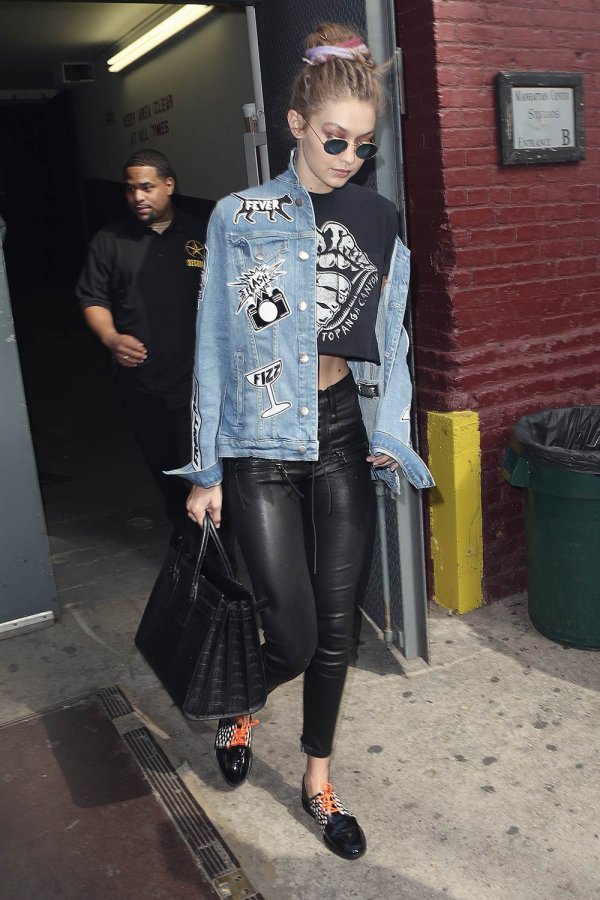 Gigi Hadid leaves Manhattan apartment