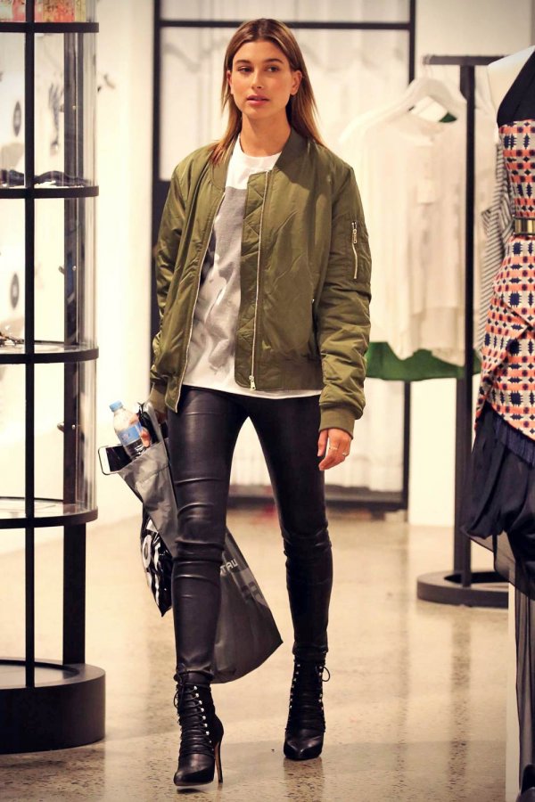 Hailey Baldwin shopping in Sydney