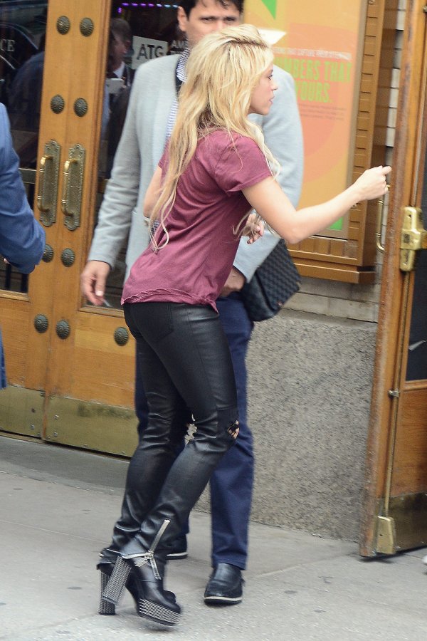 Shakira leaving the Lyric Theater