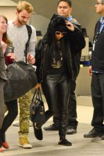 Nicki Minaj was gorgeous at LAX airport carrying the blue #Versace Lock  Signature Bag. #VersaceSignatureBag #VersaceCelebrities