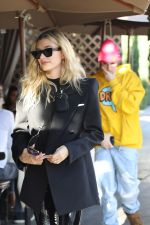 Hailey Bieber enjoy a late lunch at IL pastaio - Leather Celebrities