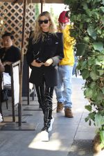 Hailey Bieber enjoy a late lunch at IL pastaio - Leather Celebrities